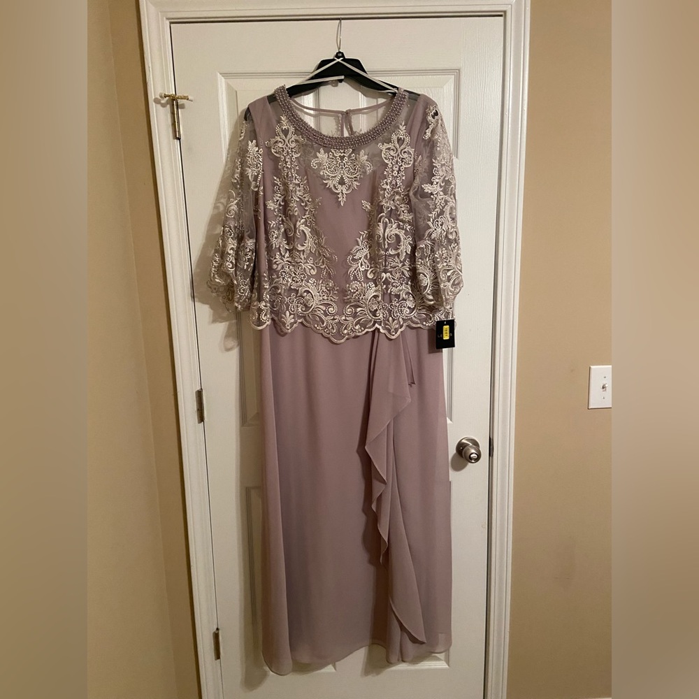 Plus Size Pearl Trim 3/4
Bell Sleeve Lace Popover Cascading A Line Gown